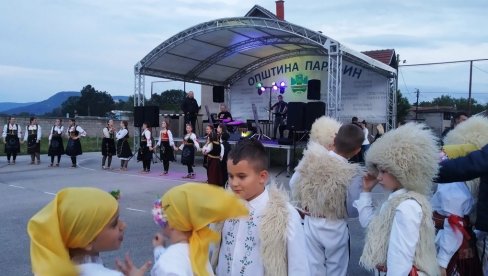 NASTAVALJA SE “MUZIČKI KARAVAN“:   Zabavni program u još dva paraćinska sela