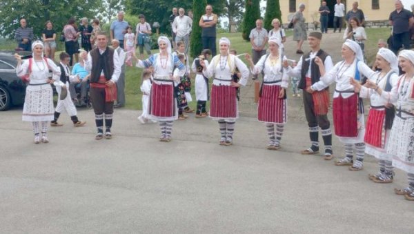 СРПСКИ ПЕТРОВДАНСКИ САБОР У БЕЛОЈ КРАЈИНИ: Око храма у Милићима окупљају се Срби из целе Словеније СРПСКИ ПЕТРОВДАНСКИ САБОР У БЕЛОЈ КРАЈИНИ: Око храма у Милићима окупљају се Срби из целе Словеније