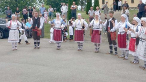 СРПСКИ ПЕТРОВДАНСКИ САБОР У БЕЛОЈ КРАЈИНИ: Око храма у Милићима окупљају се Срби из целе Словеније СРПСКИ ПЕТРОВДАНСКИ САБОР У БЕЛОЈ КРАЈИНИ: Око храма у Милићима окупљају се Срби из целе Словеније