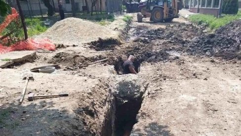 КОМПЛЕТИРАЈУ КАНАЛИЗАЦИЈУ У ВОЈВОЂАНСКИХ БРИГАДА: Вршачки комуналци спајају два вода КОМПЛЕТИРАЈУ КАНАЛИЗАЦИЈУ У ВОЈВОЂАНСКИХ БРИГАДА: Вршачки комуналци спајају два вода