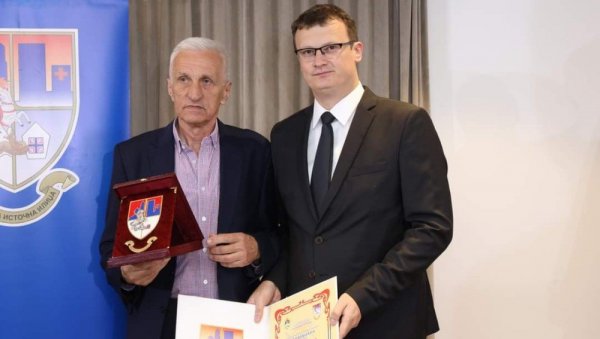 ДО ПЕНЗИЈЕ У МИСИЈИ ХУМАНОСТИ: Ранко Скакавац - организатор добровољних акција и носилац повеље Општине Источна Илиџа ДО ПЕНЗИЈЕ У МИСИЈИ ХУМАНОСТИ: Ранко Скакавац - организатор добровољних акција и носилац повеље Општине Источна Илиџа