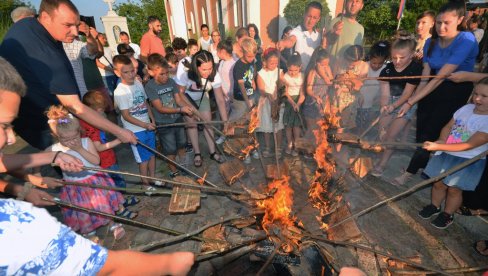 ZAPALILI PETROVDANSKE LILE: Tradicionalna manifsdtacija u hramu Svetog Save kod Bijeljine ZAPALILI PETROVDANSKE LILE: Tradicionalna manifsdtacija u hramu Svetog Save kod Bijeljine