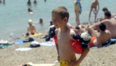 ТРИК ТАТЕ ИЗ СРБИЈЕ: Како је плашљиво дете научио да плива док су били на мору у Грчкој
