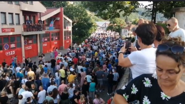 ОВДЕ ЈЕ НАСТАЛО МИРОСЛАВЉЕВО ЈЕВАНЂЕЉЕ:У Бијелом Пољу обележена слава храма Светих апостола Петра и Павла, хиљаде људи у литији ОВДЕ ЈЕ НАСТАЛО МИРОСЛАВЉЕВО ЈЕВАНЂЕЉЕ:У Бијелом Пољу обележена слава храма Светих апостола Петра и Павла, хиљаде људи у литији