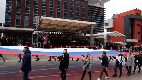 NOVI RATNI BUBNJEVI NE SKREĆU SRPSKU S KURSA: Banjaluka staloženo na Bećirovićev poziv na mobilizaciju NOVI RATNI BUBNJEVI NE SKREĆU SRPSKU S KURSA: Banjaluka staloženo na Bećirovićev poziv na mobilizaciju