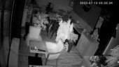 ЛОПОВ УХВАЋЕН НА ДЕЛУ СА МАСКОМ И РУКАВИЦАМА: Пљачка кафића у Београду (ВИДЕО) ЛОПОВ УХВАЋЕН НА ДЕЛУ СА МАСКОМ И РУКАВИЦАМА: Пљачка кафића у Београду (ВИДЕО)