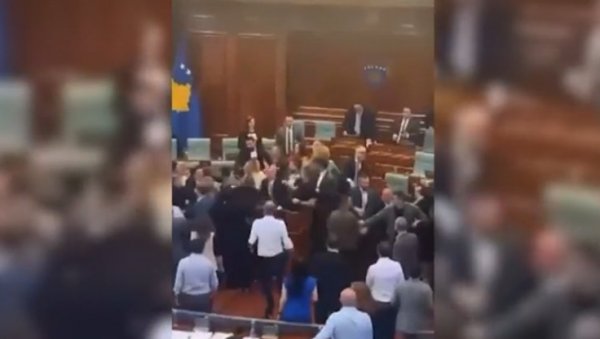 НЕРЕДИ НА КОСОВУ ЗБОГ КУРТИЈА: После туче у Скупштини, тзв. косовска полиција се сукобила са активистима СДП НЕРЕДИ НА КОСОВУ ЗБОГ КУРТИЈА: После туче у Скупштини, тзв. косовска полиција се сукобила са активистима СДП