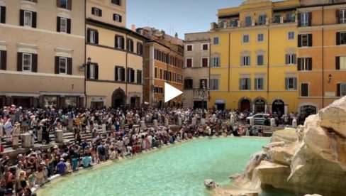 ITALIJANI I TURISTI POHRLILI NA FONTANE: Ovo je njihov način rashlađivanja ITALIJANI I TURISTI POHRLILI NA FONTANE: Ovo je njihov način rashlađivanja