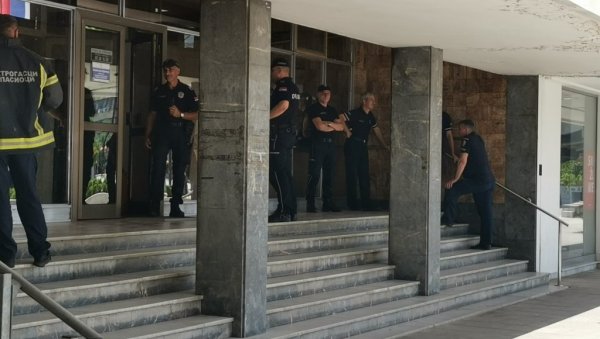 ДОЈАВА БОМБЕ У КРУШЕВЦУ: Евакуисани суд и тужилаштво, полиција на терену (ФОТО/ВИДЕО) ДОЈАВА БОМБЕ У КРУШЕВЦУ: Евакуисани суд и тужилаштво, полиција на терену (ФОТО/ВИДЕО)