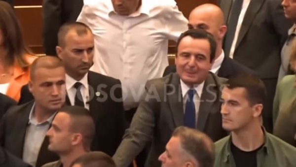 РАМА РЕАГОВАО НАКОН ТУЧЕ У СКУПШТИНИ: Како ли се осећају савезници (тзв.) Косова када виде да се Албанци хватају за гушу РАМА РЕАГОВАО НАКОН ТУЧЕ У СКУПШТИНИ: Како ли се осећају савезници (тзв.) Косова када виде да се Албанци хватају за гушу
