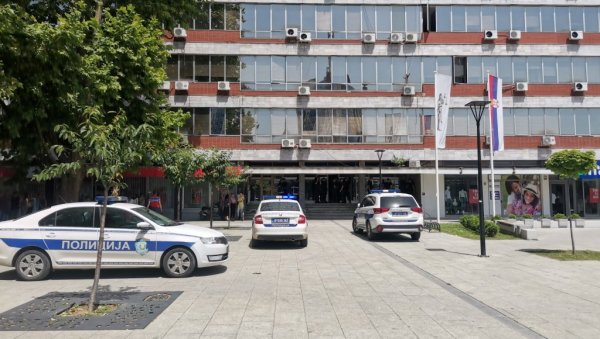 ДЕТАЉИ ДОЈАВЕ О ПОДМЕТНУТОЈ БОМБИ У СУДУ У КРУШЕВЦУ: Прегледане све просторије, опасности нема (ФОТО/ВИДЕО) ДЕТАЉИ ДОЈАВЕ О ПОДМЕТНУТОЈ БОМБИ У СУДУ У КРУШЕВЦУ: Прегледане све просторије, опасности нема (ФОТО/ВИДЕО)