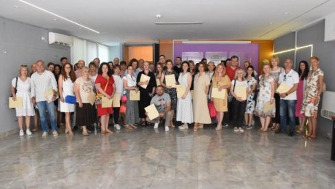 NAGRAĐENA 132 PROFESORA I 684 ĐAKA: Svečanost u opštini Zemun NAGRAĐENA 132 PROFESORA I 684 ĐAKA: Svečanost u opštini Zemun