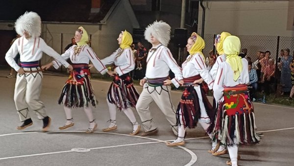 ВЕЧЕ ФОЛКЛОРА: “Културно- забавно лето“ у Дубници (ФОТО) ВЕЧЕ ФОЛКЛОРА: “Културно- забавно лето“ у Дубници (ФОТО)