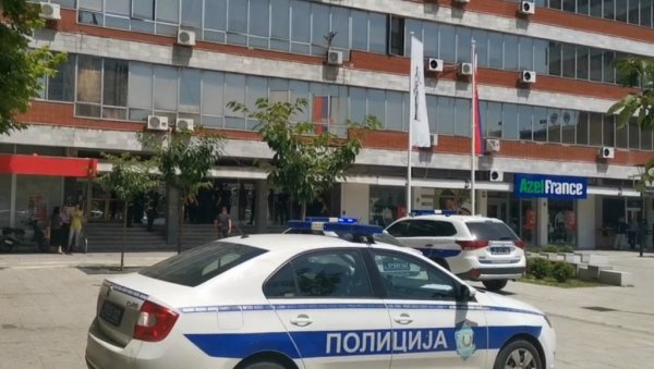 ПОЛИЦИЈА ПРИВЕЛА ЂАКА ИЗ ТРСТЕНИКА У ВИШИ СУД У КРУШЕВЦУ: Измакао професорки столицу, па избегавао да чује пресуду (ВИДЕО) ПОЛИЦИЈА ПРИВЕЛА ЂАКА ИЗ ТРСТЕНИКА У ВИШИ СУД У КРУШЕВЦУ: Измакао професорки столицу, па избегавао да чује пресуду (ВИДЕО)