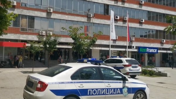 ПОЛИЦИЈА ПРИВЕЛА ЂАКА ИЗ ТРСТЕНИКА У ВИШИ СУД У КРУШЕВЦУ: Измакао професорки столицу, па избегавао да чује пресуду (ВИДЕО)