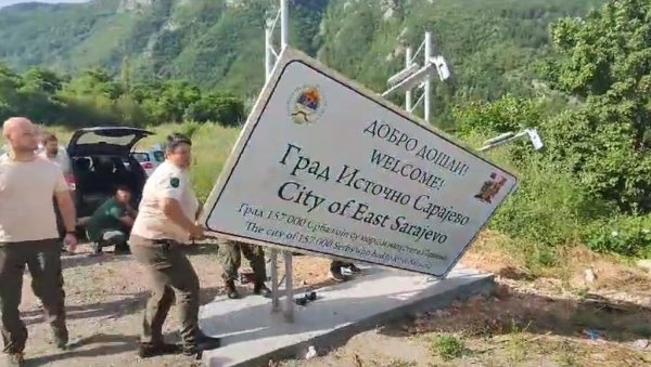 СРУШЕНА ЋИРИЛИЧНА ТАБЛА ПОСВЕЋЕНА САРАЈЕВСКИМ СРБИМА: Бењамина Карић се похвалила срамним чином (ВИДЕО) СРУШЕНА ЋИРИЛИЧНА ТАБЛА ПОСВЕЋЕНА САРАЈЕВСКИМ СРБИМА: Бењамина Карић се похвалила срамним чином (ВИДЕО)