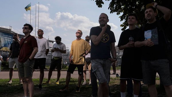 ТРЕНУЦИ ПРЕДАХА: Људи изашли на улице Кијева да би на великим екранима гледали - ово (ФОТО) ТРЕНУЦИ ПРЕДАХА: Људи изашли на улице Кијева да би на великим екранима гледали - ово (ФОТО)