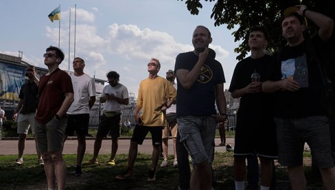 ТРЕНУЦИ ПРЕДАХА: Људи изашли на улице Кијева да би на великим екранима гледали - ово (ФОТО) ТРЕНУЦИ ПРЕДАХА: Људи изашли на улице Кијева да би на великим екранима гледали - ово (ФОТО)