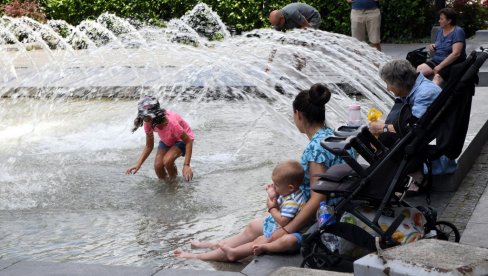 TOPLOTNI TALAS U APRILU Za vikend temperatura iznad 30 stepeni: Evo kada stižu pljuskovi i naglo zahlađenje TOPLOTNI TALAS U APRILU Za vikend temperatura iznad 30 stepeni: Evo kada stižu pljuskovi i naglo zahlađenje