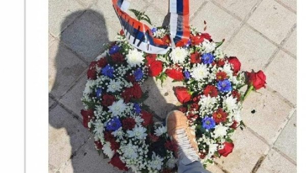 ГАЗИЛА ПО ВЕНЦУ, ПА ГА БАЦИЛА У КОНТЕЈНЕР: Инцидент у Никшићу, код споменика краљу Николи (ФОТО) ГАЗИЛА ПО ВЕНЦУ, ПА ГА БАЦИЛА У КОНТЕЈНЕР: Инцидент у Никшићу, код споменика краљу Николи (ФОТО)