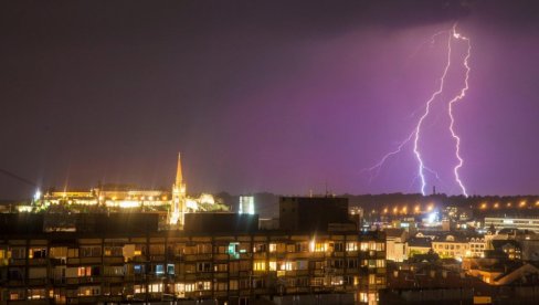 SNAŽNO NEVREME POGODILO VOJVODINU, OČEKUJE SE DRUGI TALAS: Superćelijska oluja iznad Srbije, može da proizvede i tornado