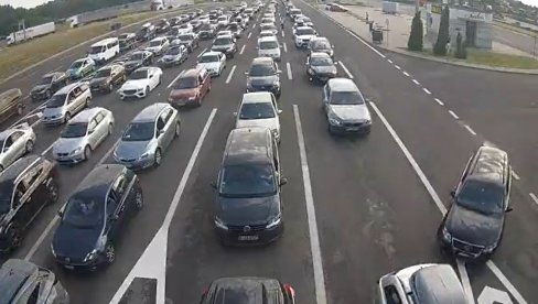 POČINJU VIKEND GUŽVE: Evo kakvo je stanje na graničnim prleazima ovog petka POČINJU VIKEND GUŽVE: Evo kakvo je stanje na graničnim prleazima ovog petka