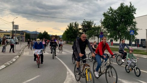 OLUJA ODLOŽILA PROSLAVU NA DVA TOČKA: Entuzijasti iz Kruševca večeras vožnjom obeležavaju Međunarodni dan bicikala (VIDEO) OLUJA ODLOŽILA PROSLAVU NA DVA TOČKA: Entuzijasti iz Kruševca večeras vožnjom obeležavaju Međunarodni dan bicikala (VIDEO)