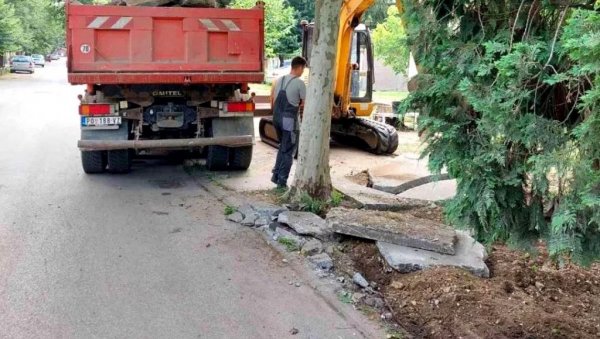 ЗА БОЉУ БЕЗБЕДНСТ ПЕШАКА: Обнова тротоара у Улици Вељка Дугошевића у Костолцу ЗА БОЉУ БЕЗБЕДНСТ ПЕШАКА: Обнова тротоара у Улици Вељка Дугошевића у Костолцу