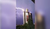 KAO DA JE TESLA SNIMAO VIDEO: Pogledajte neverovatan udar groma u Geneks kulu (VIDEO) KAO DA JE TESLA SNIMAO VIDEO: Pogledajte neverovatan udar groma u Geneks kulu (VIDEO)