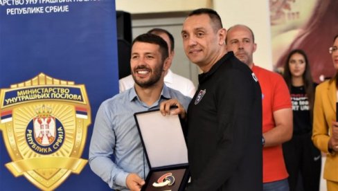 PODRŠKA SPORTISTA I SPORTSKIH RADNIKA: Uz Aleksandra Vulina u borbi za očuvanje srpskih nacionalnih interesa PODRŠKA SPORTISTA I SPORTSKIH RADNIKA: Uz Aleksandra Vulina u borbi za očuvanje srpskih nacionalnih interesa