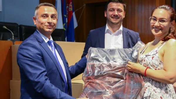 ДА БУДУ БЕЗБЕДНИ У САОБРАЋАЈУ: Суботица поделила 90 ауто-седишта најмлађим суграђанима ДА БУДУ БЕЗБЕДНИ У САОБРАЋАЈУ: Суботица поделила 90 ауто-седишта најмлађим суграђанима