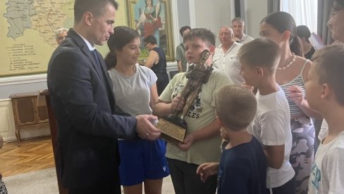 TROFEJ DOPUNSKOJ ŠKOLI SRPSKOG IZ SLOVENIJE: Milićević obišao decu iz dijaspore u Kampu Požarevac 2023 TROFEJ DOPUNSKOJ ŠKOLI SRPSKOG IZ SLOVENIJE: Milićević obišao decu iz dijaspore u Kampu Požarevac 2023