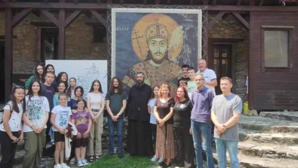У МАНАСТИРУ СВЕТИХ АРХАНГЕЛА КОД ПРИЗРЕНА: Уметничко удружење Призренаца “Бистрица” организовало уметнички дечији фестивал У МАНАСТИРУ СВЕТИХ АРХАНГЕЛА КОД ПРИЗРЕНА: Уметничко удружење Призренаца “Бистрица” организовало уметнички дечији фестивал