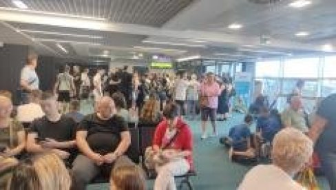 POLETELI ZA TUNIS POSLE 17 SATI AGONIJE: Putnici na Aerodromu Beograd čekali let za Monastir do 20 časova (FOTO) POLETELI ZA TUNIS POSLE 17 SATI AGONIJE: Putnici na Aerodromu Beograd čekali let za Monastir do 20 časova (FOTO)