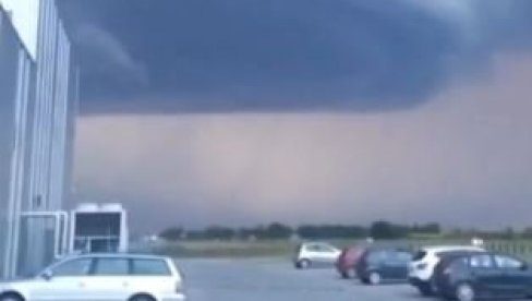 ZASTRAŠUJUĆA POJAVA NAD ZRENJANINOM: Meteorolog objasnio o čemu je tačno reč (VIDEO) ZASTRAŠUJUĆA POJAVA NAD ZRENJANINOM: Meteorolog objasnio o čemu je tačno reč (VIDEO)
