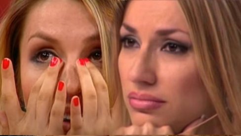 UMRLA JOJ NA RUKAMA: Rada Manojlović sa pokojnom majkom - prva porodična fotografija (FOTO) UMRLA JOJ NA RUKAMA: Rada Manojlović sa pokojnom majkom - prva porodična fotografija (FOTO)