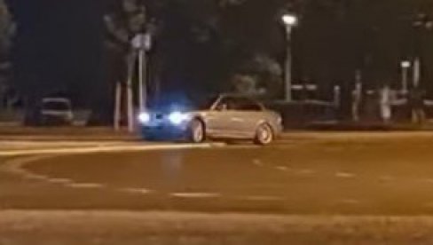 STRAŠAN SNIMAK SA NOVOG BEOGRADA: Divljao po kružnom toku, pa se zakucao u saobraćajni znak (VIDEO) STRAŠAN SNIMAK SA NOVOG BEOGRADA: Divljao po kružnom toku, pa se zakucao u saobraćajni znak (VIDEO)