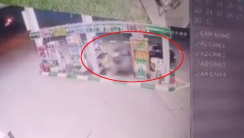 TRAGEDIJA IZBEGNUTA U SEKUNDI: Automobil u punoj brzini udario u benzinsku pumpu u Ćupriji (VIDEO) TRAGEDIJA IZBEGNUTA U SEKUNDI: Automobil u punoj brzini udario u benzinsku pumpu u Ćupriji (VIDEO)