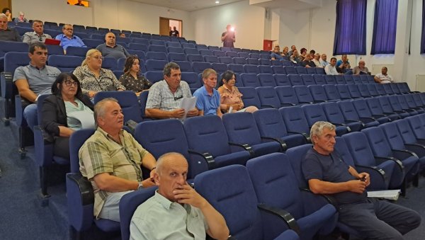 ГРАЂАНИ СПРЕЧИЛИ РАСПРАВУ: У Андријевици прекинута седница СО о разрешењу председника општине Жељка Ћулафића (ФОТО) ГРАЂАНИ СПРЕЧИЛИ РАСПРАВУ: У Андријевици прекинута седница СО о разрешењу председника општине Жељка Ћулафића (ФОТО)