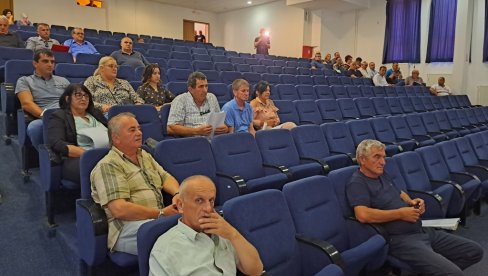 GRAĐANI SPREČILI RASPRAVU: U Andrijevici prekinuta sednica SO o razrešenju predsednika opštine Željka Ćulafića (FOTO) GRAĐANI SPREČILI RASPRAVU: U Andrijevici prekinuta sednica SO o razrešenju predsednika opštine Željka Ćulafića (FOTO)