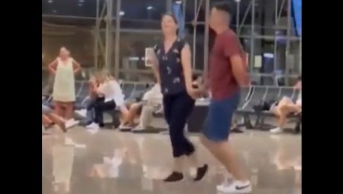 SRBIMA NIŠTA NE MOŽE POKVARITI RASPOLOŽENJE: Let im kasnio tri sata, evo kako su odlučili da se zabave (VIDEO) SRBIMA NIŠTA NE MOŽE POKVARITI RASPOLOŽENJE: Let im kasnio tri sata, evo kako su odlučili da se zabave (VIDEO)