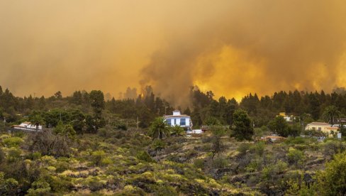 ALARMANTNO U ŠPANIJI: Vatra progutala najmanje 11 kuća, evakuisano na stotine ljudi (VIDEO)