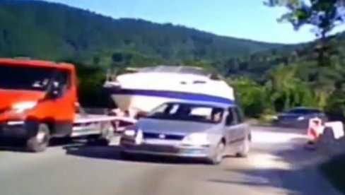 TRAGEDIJA IZBEGNUTA U POSLEDNJEM TRENUTKU: Pogledajte jezivi snimak bahate vožnje iz Crne Gore (VIDEO) TRAGEDIJA IZBEGNUTA U POSLEDNJEM TRENUTKU: Pogledajte jezivi snimak bahate vožnje iz Crne Gore (VIDEO)