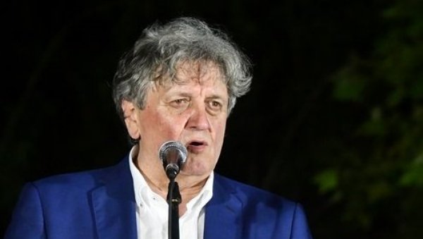 РАДОШ БАЈИЋ У КРУШЕВЦУ : Минут ћутања за преминуле глумце из култне серије, списак је болно дугачак (ФОТО,ВИДЕО) РАДОШ БАЈИЋ У КРУШЕВЦУ : Минут ћутања за преминуле глумце из култне серије, списак је болно дугачак (ФОТО,ВИДЕО)