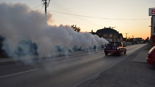 ЗАПРАШИЛИ КОМАРЦЕ У 17 МЕСНИХ ЗАЈЕДНИЦА: Борба против крвопија у Свилајнцу (ФОТО) ЗАПРАШИЛИ КОМАРЦЕ У 17 МЕСНИХ ЗАЈЕДНИЦА: Борба против крвопија у Свилајнцу (ФОТО)