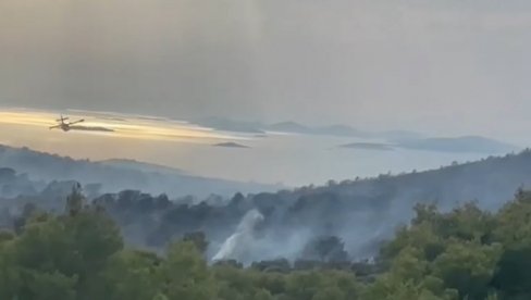 TURISTI U HRVATSKOM PRIMORJU OPET NA MUKAMA: Ponovo se aktivirao požar u Šibensko-kninskoj županiji, kanaderi na terenu (VIDEO) TURISTI U HRVATSKOM PRIMORJU OPET NA MUKAMA: Ponovo se aktivirao požar u Šibensko-kninskoj županiji, kanaderi na terenu (VIDEO)