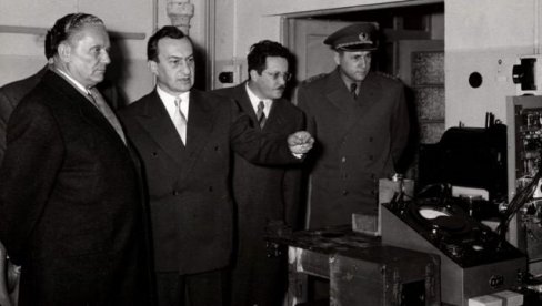 FELJTON - GLODARI REVOLUCIJE RAZBIJAJU AKADEMIJU: Učili su nas postojano da je tek u Jajcu začeta sreća naših naroda i narodnosti FELJTON - GLODARI REVOLUCIJE RAZBIJAJU AKADEMIJU: Učili su nas postojano da je tek u Jajcu začeta sreća naših naroda i narodnosti