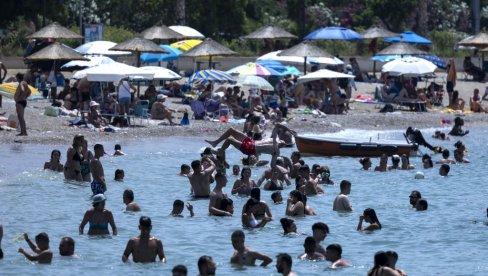 SKOČIO SAM DA JE IZVUČEM I NASTALA JE BORBA... Srpski turisti proživeli pravu dramu u Grčkoj, talasi odneli tri ljudska života