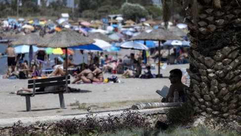 PROTESTI U GRČKOJ: Smeta im što barovi zauzimaju sve više mesta na plažama