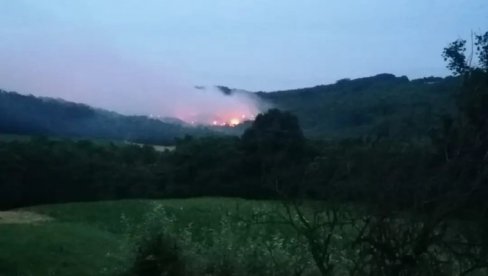 ŽIVE PORED DEPONIJE: Muke žitelja sela kod Kruševca - Kad izbije požar, dim dolazi do kuća (FOTO) ŽIVE PORED DEPONIJE: Muke žitelja sela kod Kruševca - Kad izbije požar, dim dolazi do kuća (FOTO)